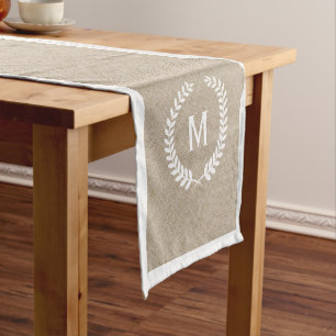 Camino De Mesa Corto Monogramo elegante Beige Faux Linen & White Wreath