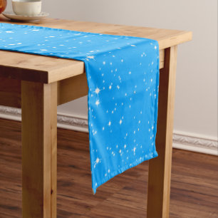 Camino De Mesa Corto Nieve simple y estrellas sobre AZUL LIGERO o tu co