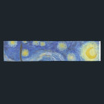 Camino De Mesa Corto Noche estrellada, 1889, por Vincent van Gogh<br><div class="desc">Noche estrellada,  1889,  por Vincent van Gogh. Se ve desde la ventana de la sala de asilo de Saint-Rémy-de-Provence,  orientada al este,  justo antes de la salida del sol,  con la adición de un pueblo imaginario.</div>