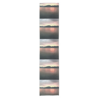 Camino De Mesa Corto Panorama de la puesta de sol rosa y azul de Ombre