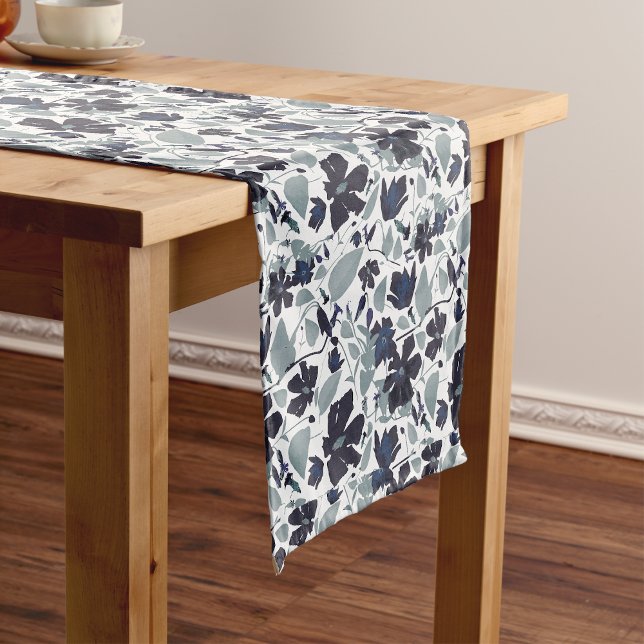 Camino De Mesa Corto Patrón floral de Clematis (Clematis Vine Elegant Blue Gray Flowers home decor table runner from Studio Posies. )