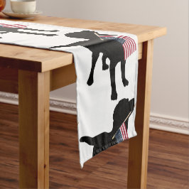 Camino De Mesa Corto Perro negro del laboratorio con la bandera