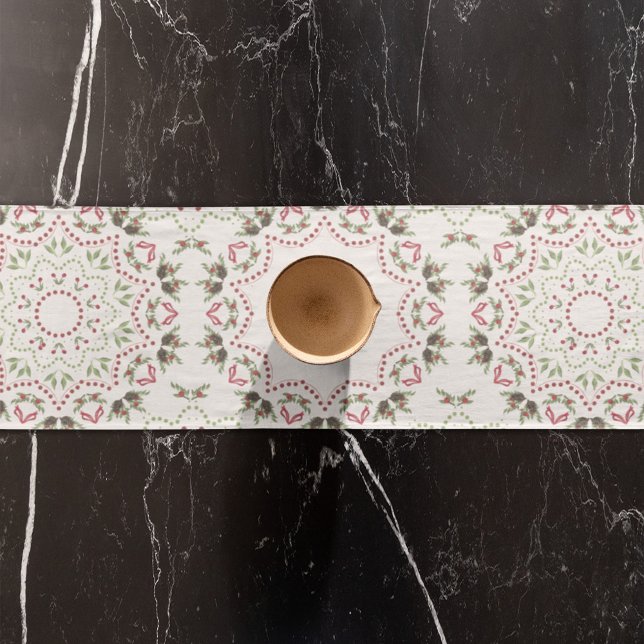 Camino De Mesa Corto Personalizado de tablas clásicas de Navidades verd (Christmas holiday red and green wreath mandala table runner)