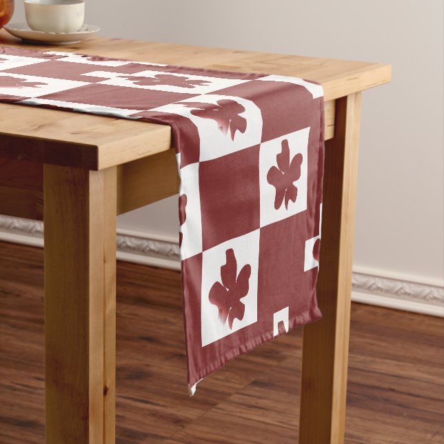 Camino De Mesa Corto Silhueta de flores em padrão. (In Situ)