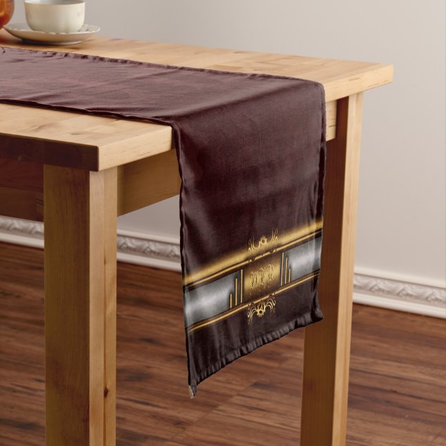 Camino De Mesa Corto Steampunk, latón sobre artes marroon, Monograma (In Situ)