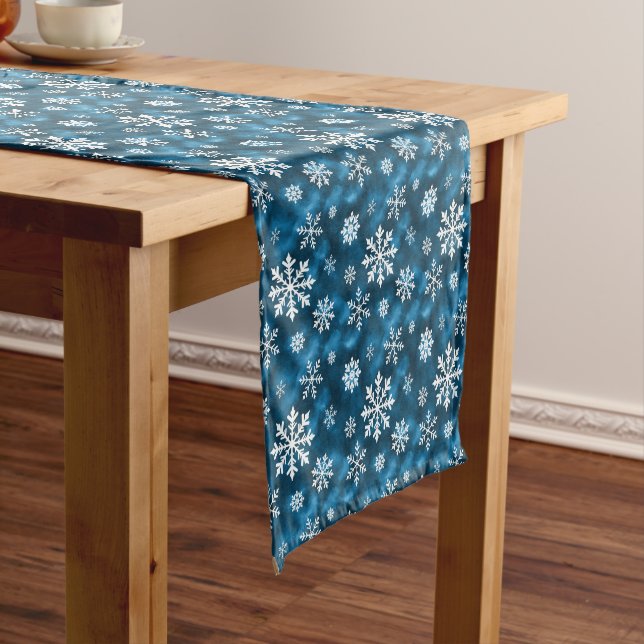 Camino De Mesa Corto White Winter Snowflake Pattern On Cool Blue (In Situ)
