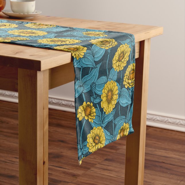 Camino De Mesa Corto Zinnias amarillas en azul oscuro (In Situ)