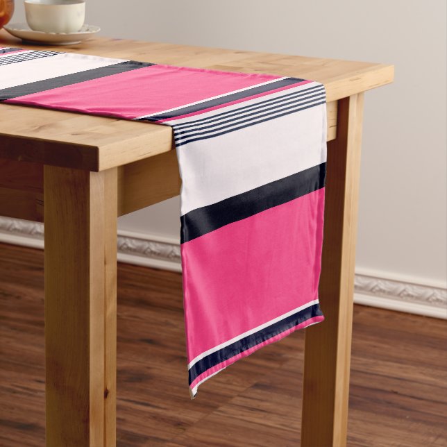 Camino De Mesa Largo Bandas uniformes rosadas (In Situ)