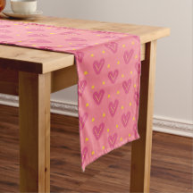 Corredor de mesa con patrón de corazón rosa