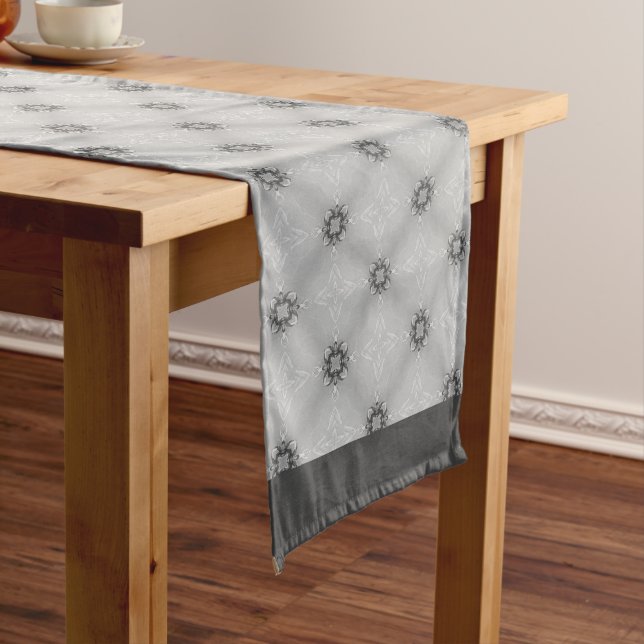 Camino De Mesa Largo Facetas de diamante blanco y negro (In Situ)