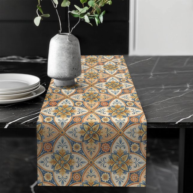 Camino De Mesa Largo Negrita Patrón de mosaico mediterráneo Terracotta  (Bold Mediterranean Tile Pattern Terracotta Blue Long Table Runner)