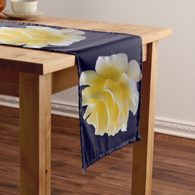 Camino De Mesa Largo Pétalos de rosa amarillo (In Situ)