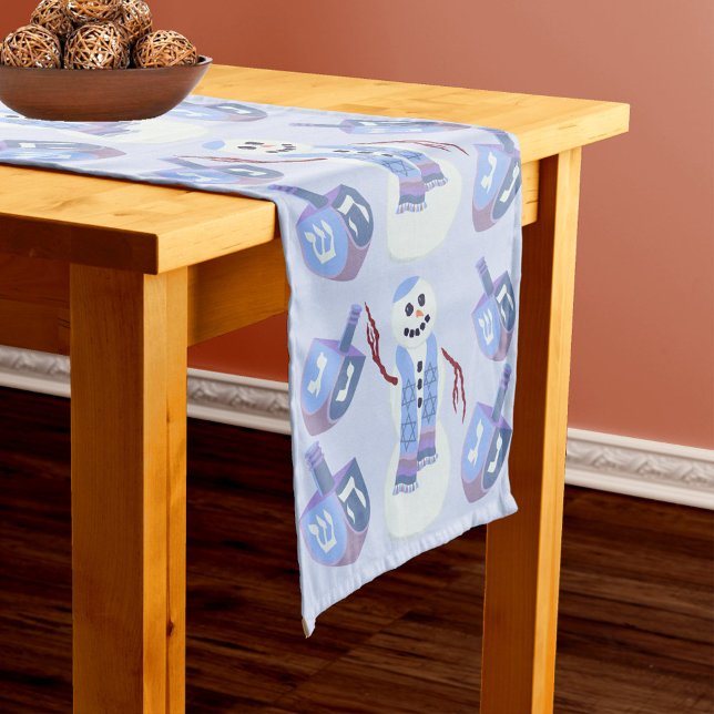 Camino De Mesa Largo Snowman Dreidels Monograma opcional Blue Hanukkah (Add your monogram initial to the center of this Hanukkah table runner for a custom touch)