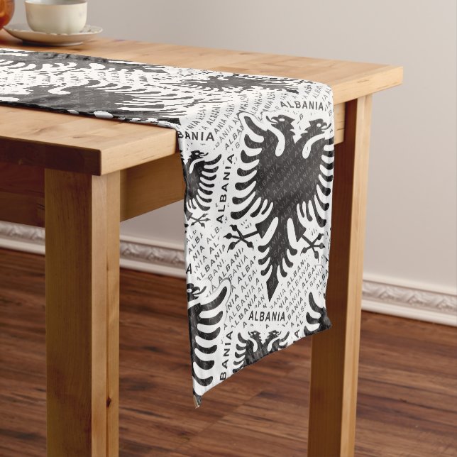 Camino De Mesa Mediano Bandera albanesa 3 (In Situ)