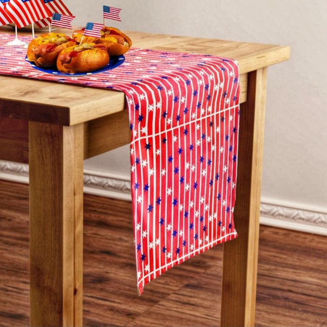 Camino De Mesa Mediano Estrellas de bandera (Adorn your Independence table with the Flag Stripes Table Runner!)