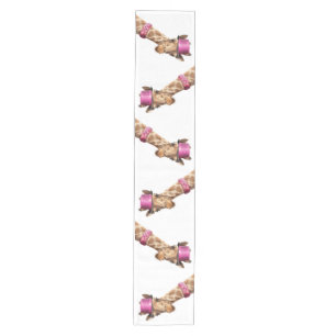 Camino De Mesa Mediano Giraffe en gorra rosa brillante