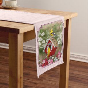 Camino De Mesa Mediano Goldfinches y Red Birhouse Pink