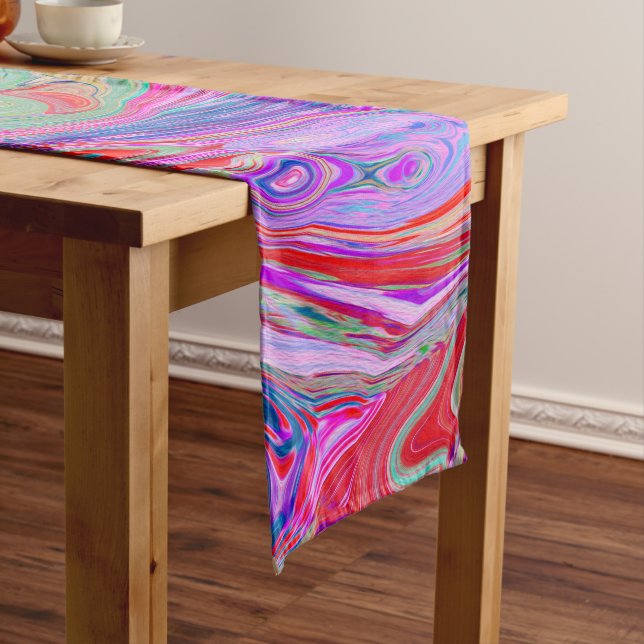 Camino De Mesa Mediano Groovy Resumen Retro Rojo, Púrpura y Rosa Swirl (In Situ)