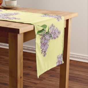 Camino De Mesa Mediano Lilas románticas en corredor de mesa de crema