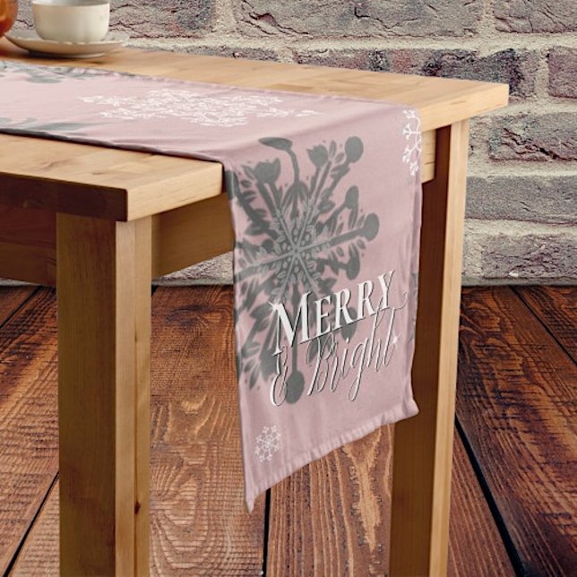 Camino De Mesa Mediano Navidades de moras rosas y copas de nieve brillant (Pink Merry and Bright Snowflakes Christmas Table Runner)