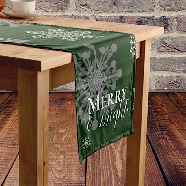 Camino De Mesa Mediano Navidades verdes de cerezos y copos de nieve (Green Merry and Bright Snowflakes Christmas Table Runner)