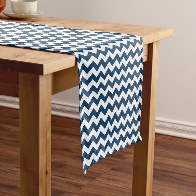 Camino De Mesa Mediano Navy Zigzag, Navy Chevron, patrón geométrico (In Situ)