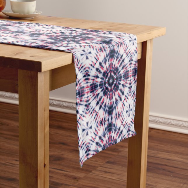 Camino De Mesa Mediano Patrón de tinte azul y rojo (In Situ)