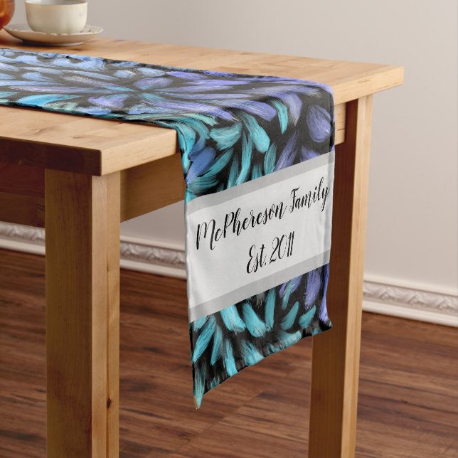 Camino De Mesa Mediano Pétalos verde azulados y azules giratorios persona (In Situ)