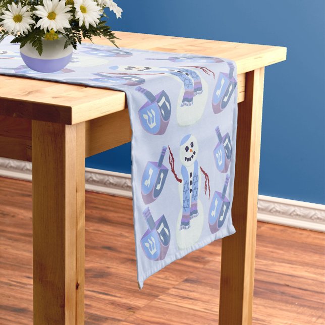Camino De Mesa Mediano Snowman Dreides Festividad Judía Azul Hanukkah (The overall pattern of snowmen and dreidels on this Hanukkah tablerunner will transform any table )