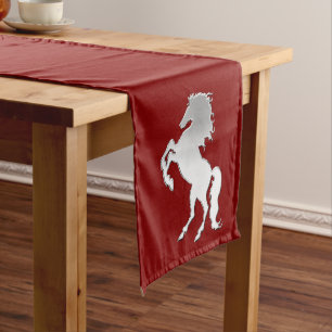 Camino De Mesa Mediano Stallion plateado sobre rojo