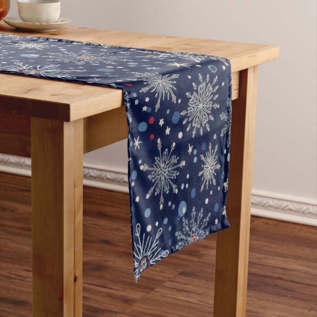 Camino De Mesa Mediano Winter Snowflake Table Runner – Festive Blue (In Situ)