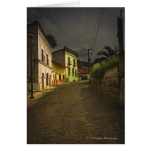 Camino del guijarro y edificios amarillos en