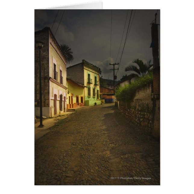 Camino del guijarro y edificios amarillos en (Frente)