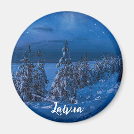 Camino forestal en el imán nocturno de invierno