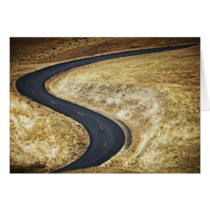 Camino pavimentado y sinuoso vacío