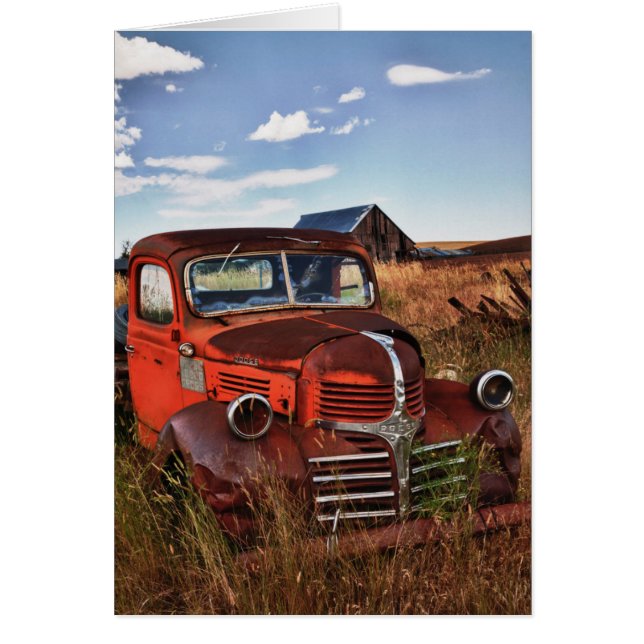 Camión Dodge naranja oxidado con granja abandonada (Frente)