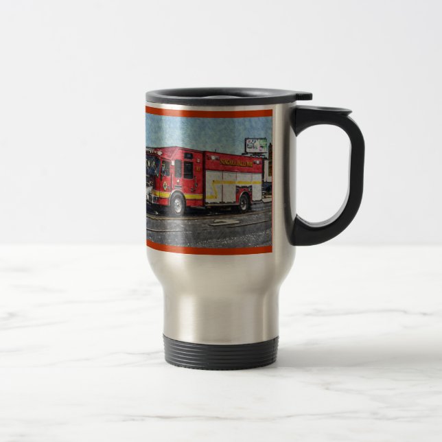 Camión rojo de bombero que bebe la taza (Derecha)