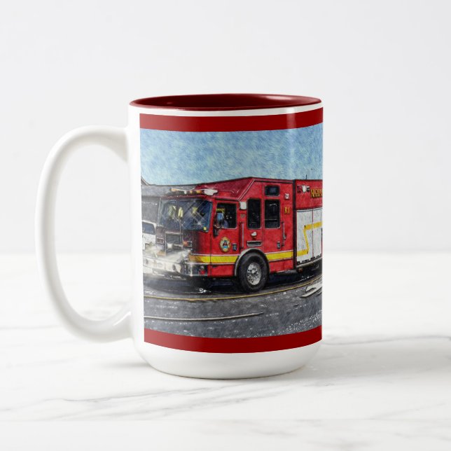 Camión rojo de bombero que bebe la taza (Izquierda)
