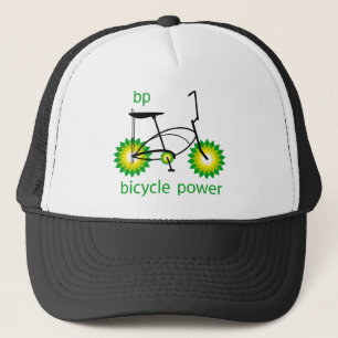 Camionero BP monta en bicicleta el gorra de los camioneros