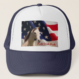 Camionero Caballo con el gorra de la bandera americana