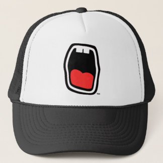 Camionero coma el gorra poco firme de la boca