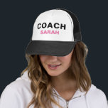 Camionero Gorra de casquillo de texto negrita rosado del ent<br><div class="desc">Gorra de la tapa de seguridad con texto en negrita rosado y negro. Ideal para muchos deportes,  incluyendo gimnastas,  tenis,  netball,  natación,  fútbol,  hockey sobre hielo,  fútbol,  ping-pong,  voleibol,  baloncesto,  hockey,  gimnasia,  béisbol,  lucha libre,  voleibol y softball.</div>