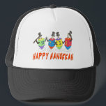 Camionero GORRA feliz de Jánuca<br><div class="desc">Este gorra feliz de los dreidels del baile de Jánuca se puede llevar como saludo del día de fiesta o dar como regalo de Chanukah.  Es un trabajo artístico único.</div>