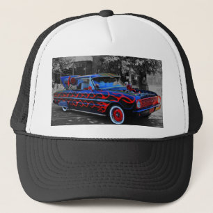 Camionero Un coche viejo llameante, oon un gorra de los