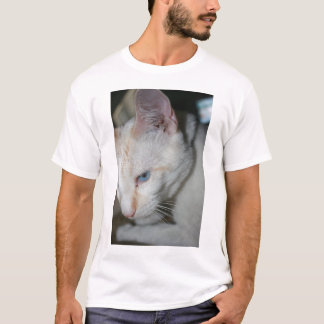Camisa blanca del gato