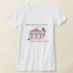 Camisa de la Bachelorette de Las Vegas para las da<br><div class="desc">¡Los camisetas temáticos de Las Vegas están a la altura de tu despedida de soltera! Estas camisetas de personalizable con temática vegana hacen perfectos regalos de dama de honor. Cambia los colores, el nombre de la novia, los tipos de letra, etc. y hazlo tú mismo para tu fin de semana...</div>