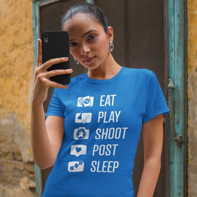 Camisa de mujer juerguista en medios sociales (Subido por el creador)