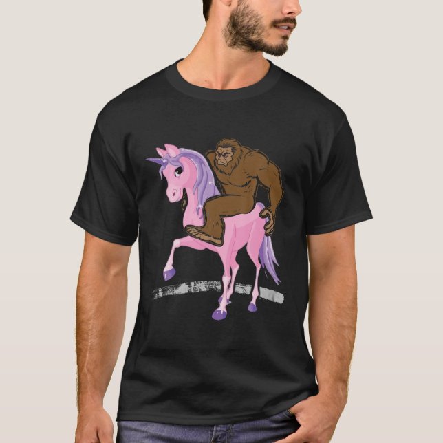 Camisa de pie Sasquatch montando unicornio T Shi (Anverso)