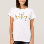 Camisa de tipografía de Relieve metalizado dorado<br><div class="desc">Una camiseta de la tipografía del Relieve metalizado dorado de peluche para que un recién casado se ponga en su luna de miel.</div>