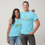 Camisa de tipografía de Relieve metalizado dorado<br><div class="desc">Acabo de casar con una tipografía de Relieve metalizado dorado para un recién casado en su luna de miel.</div>